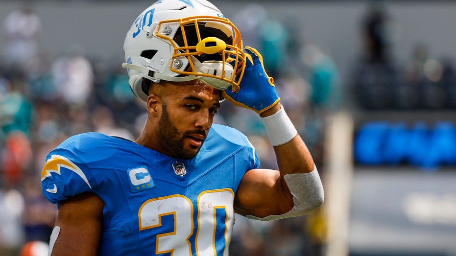 chargers-rule-star-running-back-austin-ekeler-out-with-ankle-injury