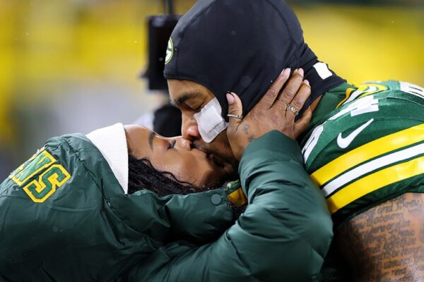 simone-biles-smooches-packers-husband-jonathan-owens-before-game-against-chiefs