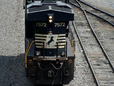 norfolk-southern-is-1st-big-freight-railway-to-let-workers-use-anonymous-federal-safety-hotline