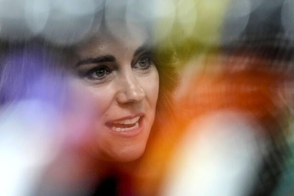 where’s-kate-middleton?-the-internet-wants-to-know,-but-some-argue-it’s-off-base-to-speculate