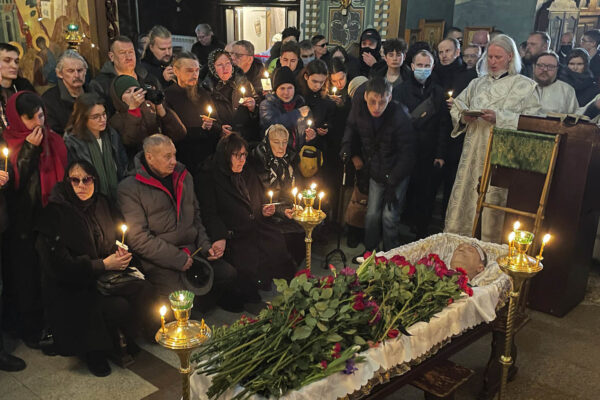 roses,-tears-and-a-solemn-goodbye:-mourners-honor-the-memory-of-alexei-navalny