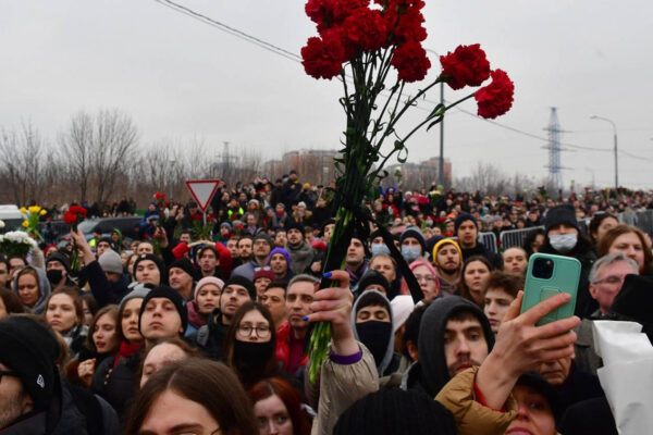 thousands-attend-alexei-navalny-funeral-as-russian-police-monitor-closely