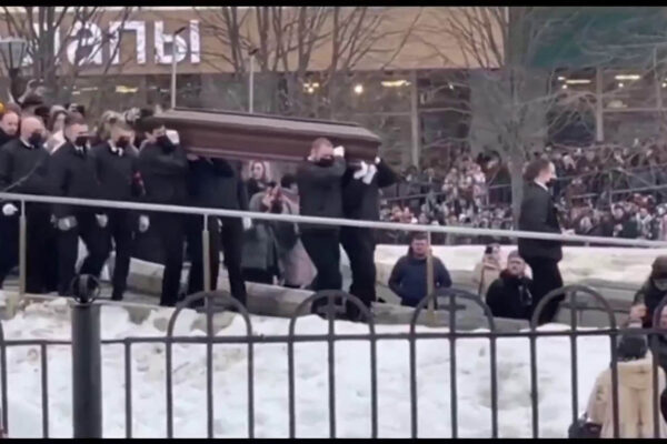 crowd-chants-his-name-as-alexei-navalny’s-coffin-is-carried-from-church