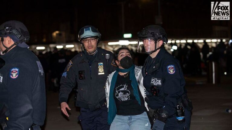 nyu-anti-israel-protesters-form-human-chain-as-police-move-in-for-arrests